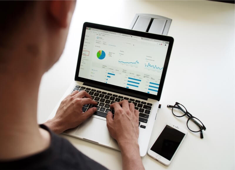 Homem visualizando gr�ficos no notebook
